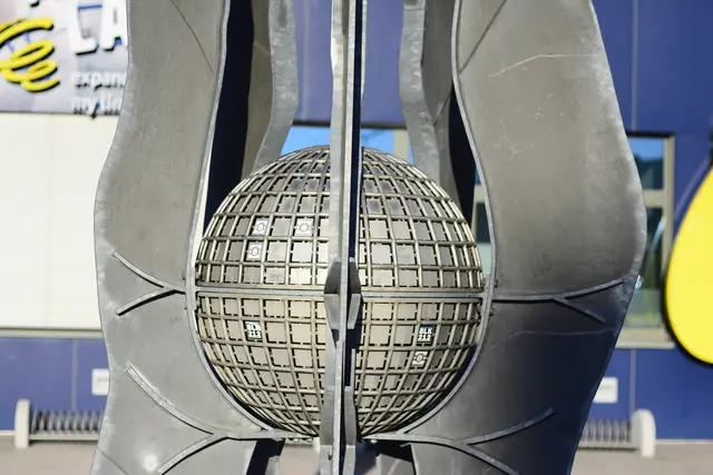 ...eine Skulptur aus Stahl vor dem Multiversum in Schwechat....