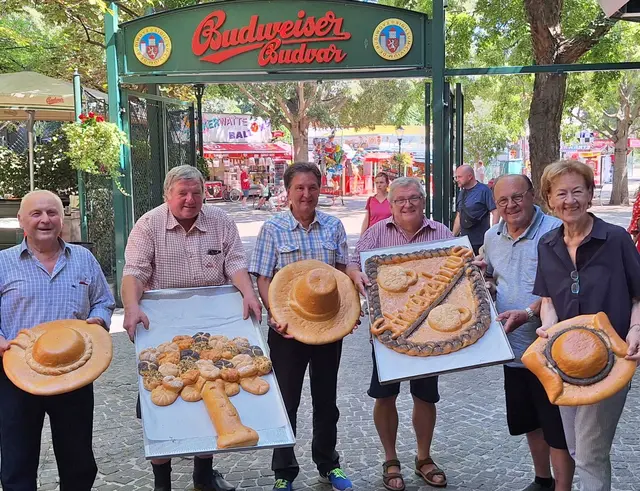 Eine lustige Herrenrunde aus dem oberen Triestingtal besuchte - wie alle Jahre - das Schweizerhaus im Prater und brachte der Chefin Johanna Kolarik gebackene Kunstwerke von Bäckermeister Michael Singrabner mit. Diese wurden umgehend in einer Auslage ausgestellt. | Foto: Seewald