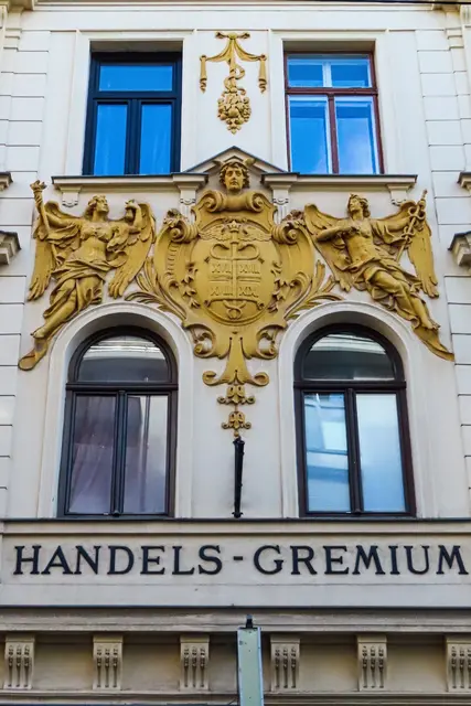 In diesem Haus in der Kalvarienberggasse befand sich  offenbar das Handels-Gremium für den 16., 17., 18. und 19. Bezirk, die Fassade wurde wunderschön renoviert.