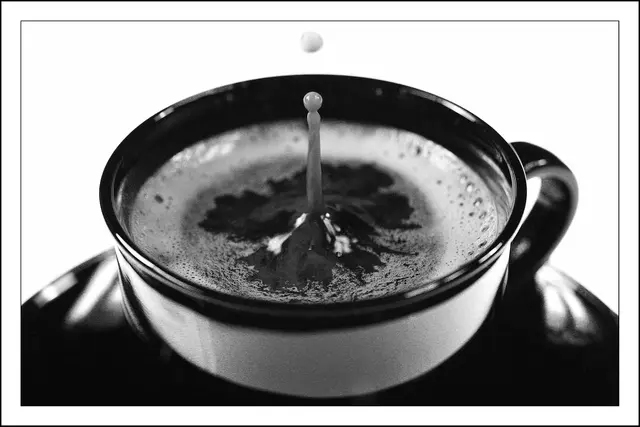 Ein paar Tropfen Milch in den Frühstückskaffee.
Im Vollbildmodus kann dieser Link zum Gesamtbeitrag aktiviert werden: Mein Beitrag zum Weltfototag mit Monochromfotos | Foto: © by Ing. Günter Kramarcsik