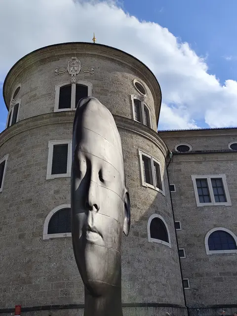 Leider sind die Köpfe vom Residenzplatz schon wieder weg. Mir haben sie gefallen.