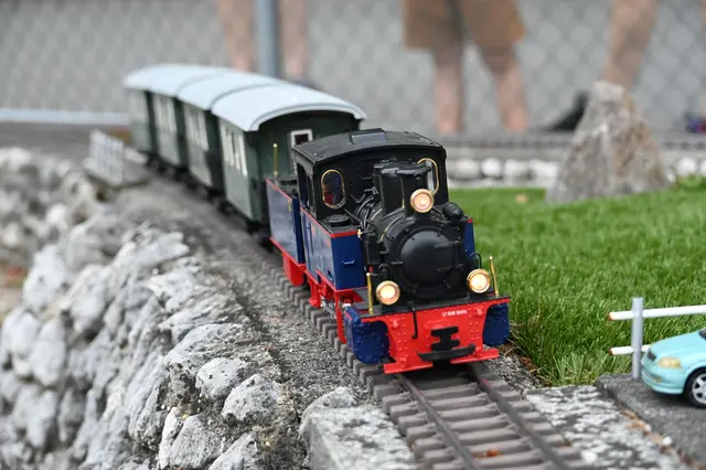 Diese Lokomotive wird automatisch in der großen Eisenbahnanlage gesteuert. Johann Plank tüftelt gerne an den Modellen.
Oktoberfest: 11. Und 12. Oktober 2025!!!! Am 11. OKTOBER sind Nachtfahrten ab 19 Uhr vorgesehen. 
