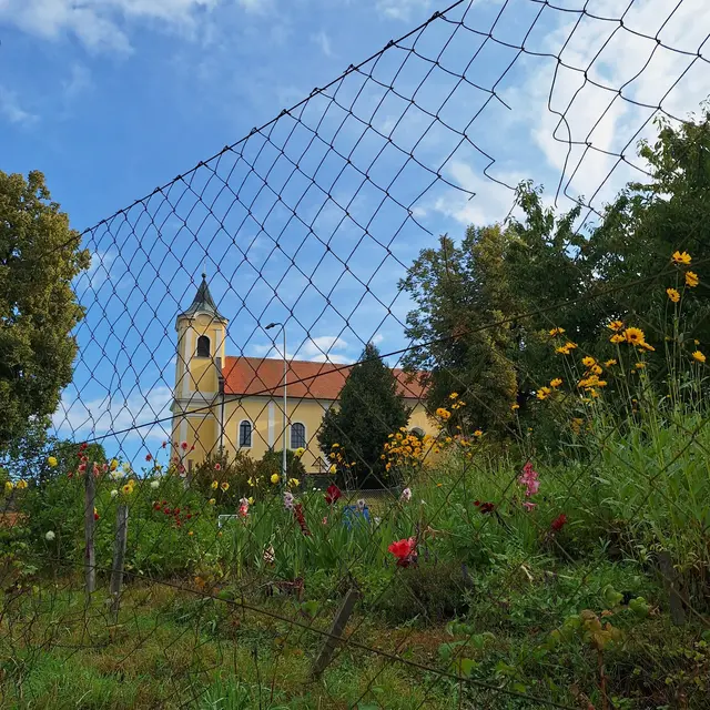 Ein sehr bunter naturbelassener Garten ,ziert vor der Trabenreither Kirche, das Ambiente bestaunlich... | Foto: Sibylle 