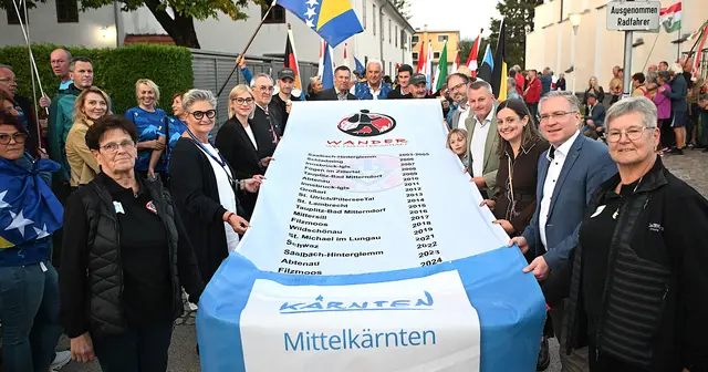Fahnenparade mit Einmarsch in die Blumenhalle: Begleitet von Blasmusik wurde die Wander-Weltmeisterschaft Region Mittelkärnten in St. Veit an der Glan feierlich eröffnet. | Foto: Josef Bodner
