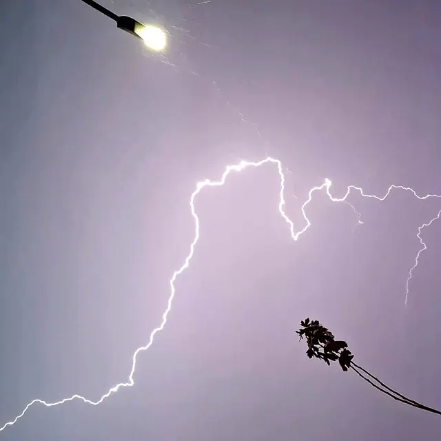 Das Wetter hat mich aufgeschreckt,  es taschelte laut und ans Fenster klopften die Regentropfen auch. Für momentan ,an schlafen ,nicht möglich! | Foto: Sibylle 