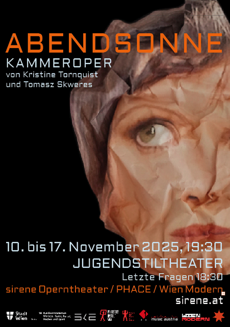 Abendsonne. Kammeroper mit einem Text von Kristine Tornquist mit Musik von Tomasz Skweres (UA)

10., 12., 13., 14., 15., 16., 17. November 2025, jeweils 19.30 Uhr. 80 Minuten. Keine Pause. Jugendstilheater, Baumgartner Höhe 1, 1140 Wien. Eine sirene-Produktion bei WIEN MODERN im Jugendstiltheater.

Die Seniorenresidenz Abendsonne bedeutet für die alten Bewohner die Endstation ihres Lebens, für das junge Pflegepersonal viel Arbeit, für die Leitung ein ausbaufähiges Geschäftsmodell. Unruhe entsteht, als Büxenstein eine Krebsdiagnose erhält. Als pensionierter Arzt weiss er, dass er nur noch wenig Zeit hat. Nach einem Gespräch mit Stella, die sich in metaphysischen Fragen auskennt, verfestigt sich in ihm die Idee, seine Wiedergeburt in die Wege zu leiten. Seine Freunde Hagedorn und Sägebarth sind nach einigen Zweifeln bereit, ihm zu helfen. Nach Stellas Rezept braucht man nur ein junges Liebespaar - also planen sie, die junge Pflegerin Mira und den neuen Pfleger Mirko zu verkuppeln. Büxenstein schreibt sein Testament, in dem er Mira und ihr zukünftiges Kind - also sich selbst - reich bedenkt. Und tatsächlich, die beiden jungen Menschen verlieben sich ineinander. Stella ist in die Pläne nicht eingeweiht, aber sie liest drohendes Unheil aus den Karten und macht sich Sorgen. Als das Liebespaar von den alten Herren endlich in die Liebesnacht gelotst wird, scheint der Plan aufzugehen. Im letzten Moment kommt es anders... Eine Tragikomödie des Überlebens von Tomasz Skweres (Musik) und Kristine Tornquist (Libretto und Regie), erstmalig auf die Bühne gebracht vom sirene Operntheater.  | Foto: sirene
