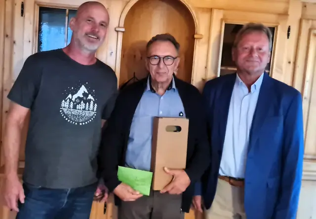 Gratulation zum 75. Geburtstag von Herrn Anton Kittel aus Walpersdorf.
 
Auf dem Foto vlnr.: GfGR Josef Kimmeswenger, Jubilar Anton Kittel, GfGR Willibald Steiner. | Foto: Gemeinde Inzersdorf