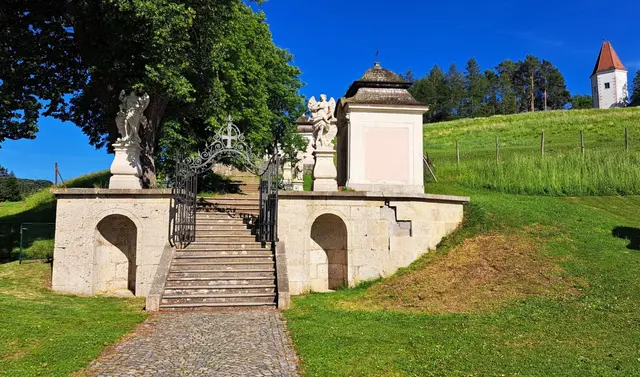 Ausflugsziele im Bezirk Baden (NÖ): Der Kalvarienberg und der barocke Kreuzweg von Heiligenkreuz ...    &gt;&gt;&gt; Bericht und Bilddokumentation &gt;&gt;&gt; Beitragslink
 | Foto: © Silvia Plischek