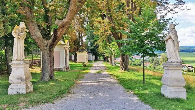 Ausflugsziele im Bezirk Baden (NÖ): Der Kalvarienberg und der barocke Kreuzweg von Heiligenkreuz ...    &gt;&gt;&gt; Bericht und Bilddokumentation &gt;&gt;&gt; Beitragslink
 | Foto: © Silvia Plischek