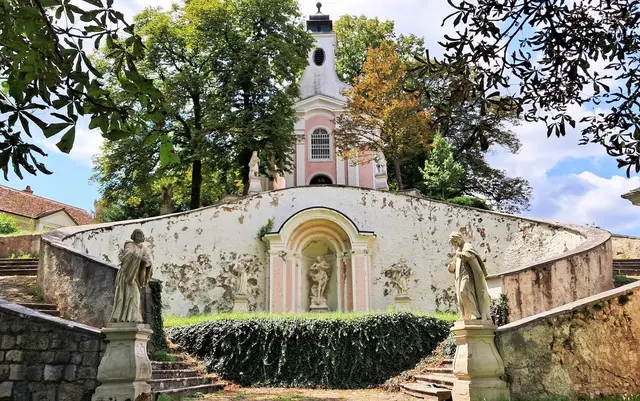 Ausflugsziele im Bezirk Baden (NÖ): Der Kalvarienberg und der barocke Kreuzweg von Heiligenkreuz ...    &gt;&gt;&gt; Bericht und Bilddokumentation &gt;&gt;&gt; Beitragslink
 | Foto: © Silvia Plischek