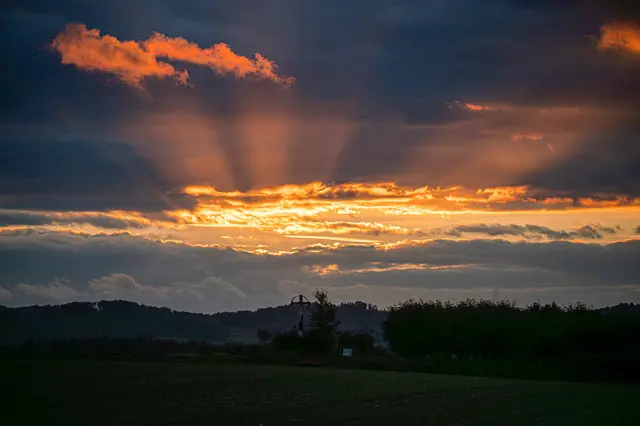 Tagsüber abwechslungsreiches Wetter, abends ebensolcher Sonnenuntergang 