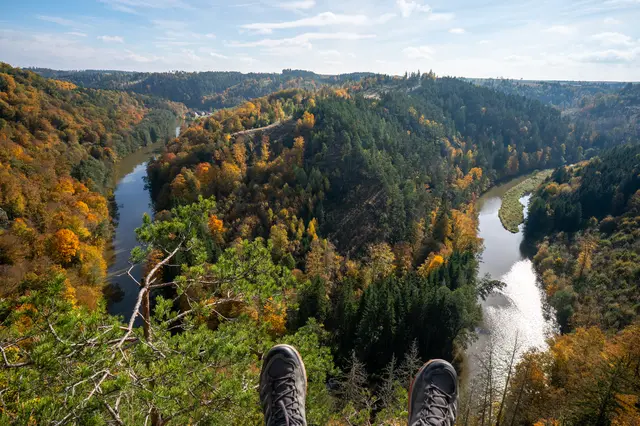 Tut gut, den Blick vom Uhufelsen über die Hangmischwälder des Thayatales zu genießen und einfach die Soole baumeln zu lassen. 