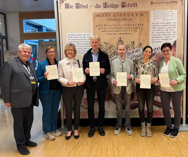 Im Rahmen der Projektwoche "Besuch der Wanderausstellung zur Täufergeschichte" fand am 15.10.2025 eine Sonderführung statt.

Cheforganisator und Kulturvermittler Franz Seiser (Verein für Täufergeschichte) bot aktiven und pensionierten Lehrkräften der HLW Spittal eine tolle Führung durch die Ausstellung im Multifunktionszentrum der Schule.

Tolle Einblicke in eine bewegte Vergangenheit und Vernetzungswissen zu den Täufern und Strömungen in der frühen Neuzeit und Reformation wurden gegeben.

v.l.n.r.
Vereinsvorsitzender und Kulturvermittler Franz Seiser, Fachvorständin Eva-Maria Scherzer, Professoren Christa Hilweg-Wolte, Edwin Hilweg, Administrator Markus Ambros, Kunstprofessorin Vanessa Steiner und Dienststellenvorsitzende der HLW Spittal Gudrun Brunner | Foto: (c) hlwspittal 2025 Ambros