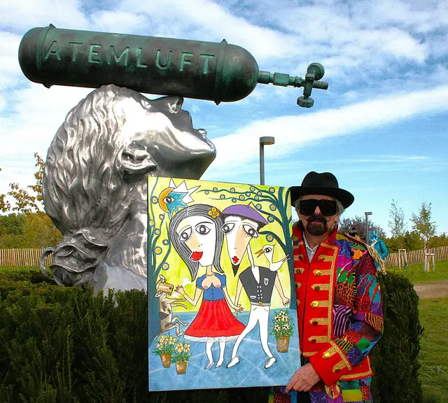 am 4. oktober war die eröffnung des heller kunstpark in floridsdorf bei der alten donau. viel kunst interessiertes publikum kam da und schaute sich kunst in freier natur an. auch robin der künstler, ein florisdorfer, war vor ort und zeigte eines seiner brand neuen kunstobjekte die etwas abweichen von seinem bekannt stil des "neofließ-realismus" den er erfunden hat. so zeigte er in seinem bild Jacques und Chloé ein französisches pärchen aus paris. robins neue kunst im neuen stil, kam eben so gut an, wie seine bekannten neofließ-realismus gemälde, so das gleich ein schaar von begeisterten sich vor robin der künstler aufstellten und fotos von robin und dem neuen bild machten. robin macht schon viele jahre outdoor frischluftkunst, nun hat auch florisdorf einen kunst-park, direkt am wasser und frei zugängig!!  ganz toll das sollte sich jeder einmal ansehen!  

einer der nächste event mit robin der künstler ist in diesen monat zu besuchen, am 30. oktober 2025 und zwar in floridsdorf, im großen festsaal des bezirksamt am spitz 1. robin ladet alle kunstinteressierten zu der vernissage "ILLUSION der GEFÜHLE" ein. dazu gibt es ein programm ab 16:00 uhr, wo auch viele andere Kunstschaffene dabei sind: feierliche eröffnung mit herrn bezirksvorsteher georg papai, live actionpainting, kunstwerk verlosung, kostenlose getränke &amp; snacks solange der vorrat reicht!, komm vorbei und sei dabei.