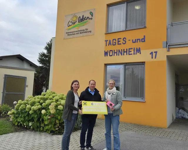 Der diesjährige Dorfflohmarkt-Reinerlös von 1.000 Euro ging an das Tages- und Wohnheim in St. Margarethen. Veranstalter waren der Verein KuBiKu mit Unterstützung der ÖVP- und SPÖ-Frauen St. Margarethen sowie der örtlichen Kinderfreunde. | Foto: KuBiKu