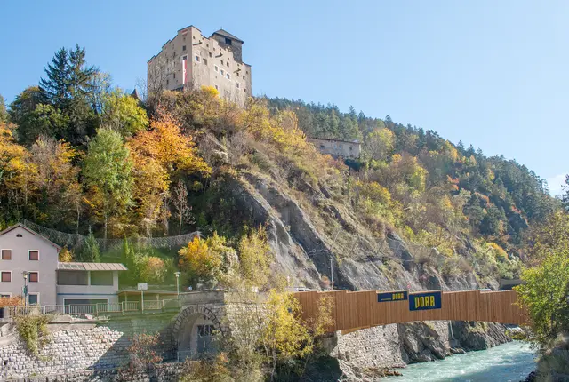 Schloss Landeck und die gestern eröffnete neue Gerberbrücke über den Inn im Süden von Landeck (Innschlucht). Links von der Brücke und unten ist das alte Tunnelportal der Reschenbahn, welche nie fertig gestellt wurde. | Foto: © by Ing. Günter Kramarcsik