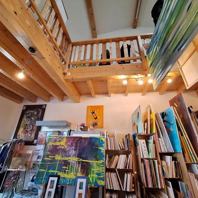 Ein buntes Spektrum an vielerlei gemalten Exponaten an Größen kann Sibylle anbieten. Sehr interessant. | Foto: Sibylle 