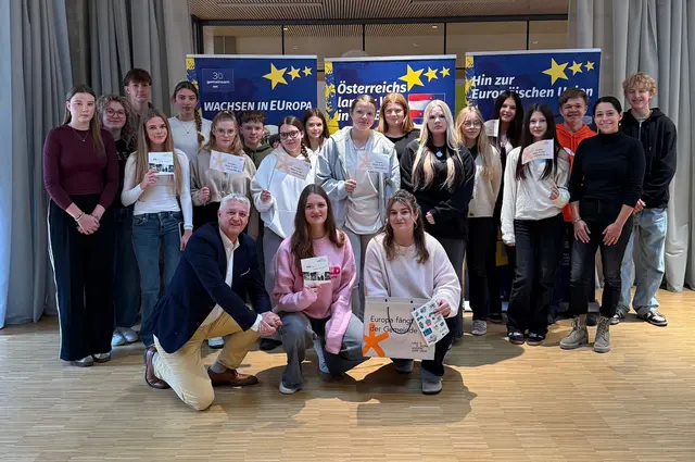 Die Schülerbuddys der HLW Spittal sind wieder in Aktion. Europabildung ist angesagt - Schülerinnen der Maturaklasse 5 AHW sind wirklich klasse! Elina Gschwendtner und Nicole Nageler präsentierten einen ganzen Vormittag lang den Jugendlichen der ersten und zweiten HLW Jahrgänge die neue Europa-Wanderausstellung anlässlich der 30-jährigen Mitgliedschaft Österreichs zur Europäischen Union.

Ein toller Tag mit viel Freude, Wissen und auch Spaß und viel Diskussion sowie Fragen an die Maturantinnen, freuen sich die Europa-Seniorbotschafter Professorinnen Melanie Lang, Christine Hensel und Direktor Adolf Lackner!

Hier am Bild: nach der großen Pause - die Klasse 2 AHW checkt die 13 Rollups und Quizfragen der Maturantinnen. 

Danke für das tolle Engangement an die Oberkärntner Jugend - das ist wahrlich einzigartig!
 #hlwspittal | Foto: (c) hlwspittal, medienteam