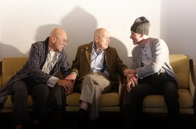 Abendsonne. sirene Operntheater 2025. UA Tomasz Skweres und Kristine Tornquist. Jugendstiltheater bei Wien Modern. Im Bild Andreas Jankowitsch, Johann Leutgeb und Horst Lamnek. | Foto: sirene