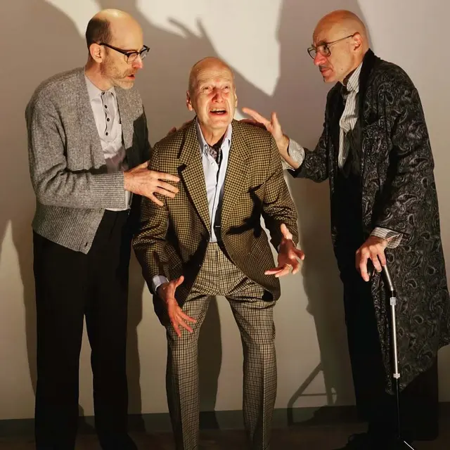 sirene Operntheater bei Wien Modern 2025 im Jugendstiltheater: ABENDSONNE (UA). Kammeroper von Tomasz Skweres und Kristine Tornquist. Im Bild Horst Lamnek, Johann Leutgeb und Andreas Jankowitsch. | Foto: sirene