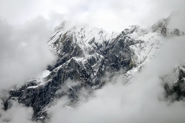 Frühmorgendlicher Blick auf die Dawinspitze (Lechtaler Alpen) nach nächtlichen Schneefall. Inzwischen reißt die Wolkendecke langsam auf und es zeigen sich schon blaue Flecken am Himmel. | Foto: © by Ing. Günter Kramarcsik