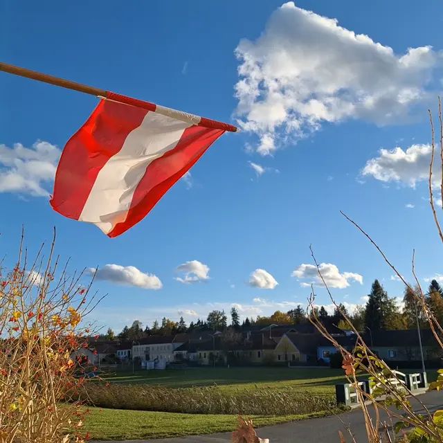Im Wind,  der Sonne flattert die ÖSTERREICH  Fahne. 
Mein Wille, das auf Österreich geschaut wird,  und mehr Respekt untereinander sein kann.  | Foto: Sibylle 