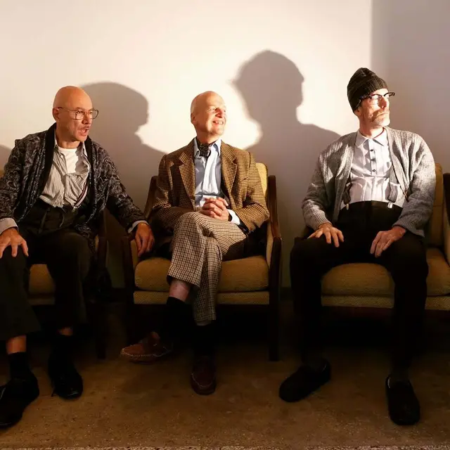 Abendsonne. Kammeroper mit einem Text von Kristine Tornquist und mit Musik von Tomasz Skweres (UA)
10., 12., 13., 14., 15., 16., 17. November 2025, jeweils 19.30 Uhr | 80 Minuten. Keine Pause
Jugendstilheater, Baumgartner Höhe 1, 1140 Wien | Bar Bio Weingut Gsellmann am Goldberg
LIMITS. Eine Vortragsreihe, an allen Vorstellungstagen frei zugänglich, jeweils um 18.30 Uhr
Eine sirene-Produktion bei WIEN MODERN im Jugendstiltheater | Ensemble PHACE

Die Seniorenresidenz Abendsonne bedeutet für die alten Bewohner die Endstation ihres Lebens, für das junge Pflegepersonal viel Arbeit, für die Leitung ein ausbaufähiges Geschäftsmodell. Unruhe entsteht, als Büxenstein eine Krebsdiagnose erhält. Als pensionierter Arzt weiss er, dass er nur noch wenig Zeit hat. Nach einem Gespräch mit Stella, die sich in metaphysischen Fragen auskennt, verfestigt sich in ihm die Idee, seine Wiedergeburt in die Wege zu leiten. Seine Freunde Hagedorn und Sägebarth sind nach einigen Zweifeln bereit, ihm zu helfen. Nach Stellas Rezept braucht man nur ein junges Liebespaar - also planen sie, die junge Pflegerin Mira und den neuen Pfleger Mirko zu verkuppeln. Büxenstein schreibt sein Testament, in dem er Mira und ihr zukünftiges Kind - also sich selbst - reich bedenkt. Und tatsächlich, die beiden jungen Menschen verlieben sich ineinander. Stella ist in die Pläne nicht eingeweiht, aber sie liest drohendes Unheil aus den Karten und macht sich Sorgen. Als das Liebespaar von den alten Herren endlich in die Liebesnacht gelotst wird, scheint der Plan aufzugehen. Im letzten Moment kommt es anders... Eine Tragikomödie des Überlebens von Tomasz Skweres (Musik) und Kristine Tornquist (Libretto und Regie), erstmalig auf die Bühne gebracht vom sirene Operntheater.  | Foto: sirene