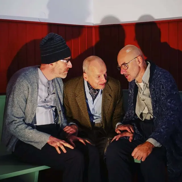 Heribert Büxenstein. Johann Leutgeb
Hermann Hagedorn. Horst Lamnek
Hartmuth Sägebarth. Andreas Jankowitsch
Stella Sorell.  Juliette Mars
Mira, Pflegerin. Ewelina Jurga
Mirko, Pfleger. Vladimir Cabak
Regine Schellpfeffer, Direktorin. Maida Karišik
Maximilian Notnagel, Hausarzt. Dieter Kschwendt-Michel
Lotte Lange. Christa Stracke | Foto: sirene