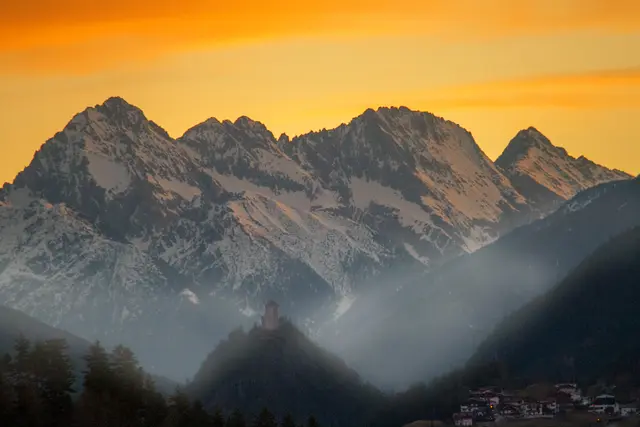 Am frühen Morgen bei noch leicht bewölkten Himmel: Mieminger Kette im Hintergrund und Kronburg im Vordergrund. Rechts unten ein Teil des Zammer Weilers Rifenal. | Foto: © by Ing. Günter Kramarcsik