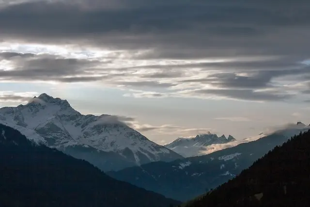 Nach dem nächtlichen leichten Regen öffnet sich nun wieder der Himmel. Blick in Richtung Westen. Rechts vom hohen Riffler (3.168 m ü. A.) ist das Arlbergmassiv mit dem Galzig (2.185 m ü. A.) und der Valluga (2.809 m ü. A.) zu sehen. Hier hatte es in den letzten Tagen bis zu 1 m Neuschnee gegeben. | Foto:  © by Ing. Günter Kramarcsik