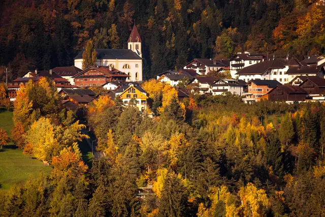 Herbstlicher Ortskern von Grins. Grins liegt im Stanzer Tal am Westende einer Terrasse über dem Landecker Becken gelegen, oberhalb des Flusses Sanna. Das Dorf liegt am Fuß der 3.036 m hohen Parseierspitze und hat knapp 1.400 Einwohner. | Foto: © by Ing. Günter Kramarcsik