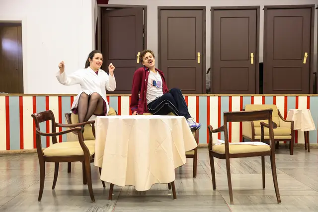 Im Bild Ewelina Jurga und Vladimir Cabak bei der Klavierhauptprobe

Abendsonne. Kammeroper mit einem Text von Kristine Tornquist und mit Musik von Tomasz Skweres (UA)

10., 12., 13., 14., 15., 16., 17. November 2025, jeweils 19.30 Uhr | 80 Minuten. Keine Pause
Jugendstilheater, Baumgartner Höhe 1, 1140 Wien | Bar Bio Weingut Gsellmann am Goldberg
LIMITS. Eine Vortragsreihe, an allen Vorstellungstagen frei zugänglich, jeweils um 18.30 Uhr

Eine sirene-Produktion bei WIEN MODERN im Jugendstiltheater | Ensemble PHACE

Die Seniorenresidenz Abendsonne bedeutet für die alten Bewohner die Endstation ihres Lebens, für das junge Pflegepersonal viel Arbeit, für die Leitung ein ausbaufähiges Geschäftsmodell. Unruhe entsteht, als Büxenstein eine Krebsdiagnose erhält. Als pensionierter Arzt weiss er, dass er nur noch wenig Zeit hat. Nach einem Gespräch mit Stella, die sich in metaphysischen Fragen auskennt, verfestigt sich in ihm die Idee, seine Wiedergeburt in die Wege zu leiten. Seine Freunde Hagedorn und Sägebarth sind nach einigen Zweifeln bereit, ihm zu helfen. Nach Stellas Rezept braucht man nur ein junges Liebespaar - also planen sie, die junge Pflegerin Mira und den neuen Pfleger Mirko zu verkuppeln. Büxenstein schreibt sein Testament, in dem er Mira und ihr zukünftiges Kind - also sich selbst - reich bedenkt. Und tatsächlich, die beiden jungen Menschen verlieben sich ineinander. Stella ist in die Pläne nicht eingeweiht, aber sie liest drohendes Unheil aus den Karten und macht sich Sorgen. Als das Liebespaar von den alten Herren endlich in die Liebesnacht gelotst wird, scheint der Plan aufzugehen. Im letzten Moment kommt es anders... Eine Tragikomödie des Überlebens von Tomasz Skweres (Musik) und Kristine Tornquist (Libretto und Regie), erstmalig auf die Bühne gebracht vom sirene Operntheater.  | Foto: Barbara Pálffy