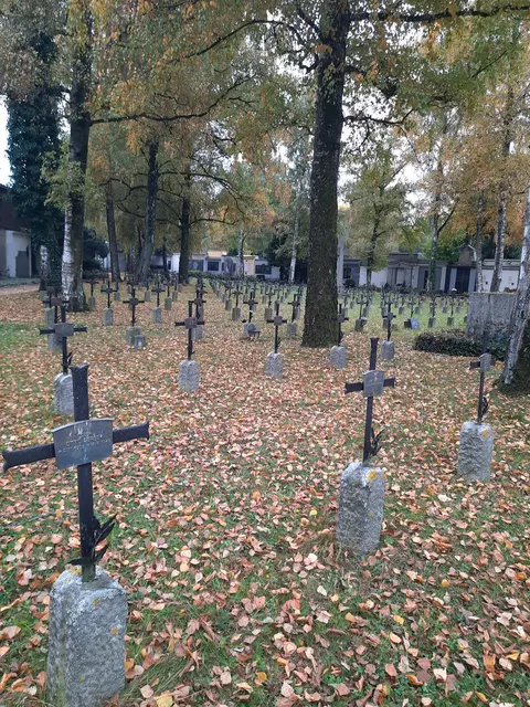 Vergiß die Soldaten nicht. Ich sah mir die Namensschilder an und  sah die Grburrsdaten, fast alle waren zwischen 18 und 22 Jahre, als sie gefallen sind. Dies berührt mich bei jeden Besuch am Friedhof.
