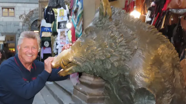Wer die Schnauze des Wildschweins in Florenz am neuen Markt streichelt und eine Münze in den Brunnen wirft, hat Glück und kommt wieder in die Stadt zurück.