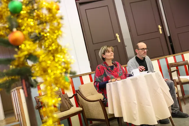 Abendsonne.
Kammeroper mit einem Text von Kristine Tornquist und mit Musik von Tomasz Skweres (UA)

Im Bild Juliette Mars und Horst Lamnek als Stella Sorell und Hermann Hagedorn. Bald ist Weihnachten.

10., 12., 13., 14., 15., 16., 17. November 2025, jeweils 19.30 Uhr | 80 Minuten. Keine Pause
Jugendstilheater, Baumgartner Höhe 1, 1140 Wien | Bar Bio Weingut Gsellmann am Goldberg
LIMITS. Eine Vortragsreihe, an allen Vorstellungstagen frei zugänglich, jeweils um 18.30 Uhr
Eine sirene-Produktion in Zusammenarbeit mit der ÖGZM bei WIEN MODERN und dem Ensemble PHACE

Die Seniorenresidenz Abendsonne bedeutet für die alten Bewohner die Endstation ihres Lebens, für das junge Pflegepersonal viel Arbeit, für die Leitung ein ausbaufähiges Geschäftsmodell. Unruhe entsteht, als Büxenstein eine Krebsdiagnose erhält. Als pensionierter Arzt weiss er, dass er nur noch wenig Zeit hat. Nach einem Gespräch mit Stella, die sich in metaphysischen Fragen auskennt, verfestigt sich in ihm die Idee, seine Wiedergeburt in die Wege zu leiten. Seine Freunde Hagedorn und Sägebarth sind nach einigen Zweifeln bereit, ihm zu helfen. Nach Stellas Rezept braucht man nur ein junges Liebespaar - also planen sie, die junge Pflegerin Mira und den neuen Pfleger Mirko zu verkuppeln. Büxenstein schreibt sein Testament, in dem er Mira und ihr zukünftiges Kind - also sich selbst - reich bedenkt. Und tatsächlich, die beiden jungen Menschen verlieben sich ineinander. Stella ist in die Pläne nicht eingeweiht, aber sie liest drohendes Unheil aus den Karten und macht sich Sorgen. Als das Liebespaar von den alten Herren endlich in die Liebesnacht gelotst wird, scheint der Plan aufzugehen. Im letzten Moment kommt es anders... Eine Tragikomödie des Überlebens von Tomasz Skweres (Musik) und Kristine Tornquist (Libretto und Regie), erstmalig auf die Bühne gebracht vom sirene Operntheater.  | Foto: Barbara Pálffy