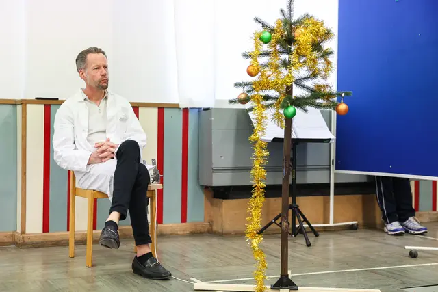 Abendsonne.
Kammeroper mit einem Text von Kristine Tornquist und mit Musik von Tomasz Skweres (UA)

Im Bild Dieter Kschwendt-Michael als Hausarzt Dr. Notnagel. Er ist noch skeptisch.

10., 12., 13., 14., 15., 16., 17. November 2025, jeweils 19.30 Uhr | 80 Minuten. Keine Pause
Jugendstilheater, Baumgartner Höhe 1, 1140 Wien | Bar Bio Weingut Gsellmann am Goldberg
LIMITS. Eine Vortragsreihe, an allen Vorstellungstagen frei zugänglich, jeweils um 18.30 Uhr
Eine sirene-Produktion in Zusammenarbeit mit der ÖGZM bei WIEN MODERN und dem Ensemble PHACE

Die Seniorenresidenz Abendsonne bedeutet für die alten Bewohner die Endstation ihres Lebens, für das junge Pflegepersonal viel Arbeit, für die Leitung ein ausbaufähiges Geschäftsmodell. Unruhe entsteht, als Büxenstein eine Krebsdiagnose erhält. Als pensionierter Arzt weiss er, dass er nur noch wenig Zeit hat. Nach einem Gespräch mit Stella, die sich in metaphysischen Fragen auskennt, verfestigt sich in ihm die Idee, seine Wiedergeburt in die Wege zu leiten. Seine Freunde Hagedorn und Sägebarth sind nach einigen Zweifeln bereit, ihm zu helfen. Nach Stellas Rezept braucht man nur ein junges Liebespaar - also planen sie, die junge Pflegerin Mira und den neuen Pfleger Mirko zu verkuppeln. Büxenstein schreibt sein Testament, in dem er Mira und ihr zukünftiges Kind - also sich selbst - reich bedenkt. Und tatsächlich, die beiden jungen Menschen verlieben sich ineinander. Stella ist in die Pläne nicht eingeweiht, aber sie liest drohendes Unheil aus den Karten und macht sich Sorgen. Als das Liebespaar von den alten Herren endlich in die Liebesnacht gelotst wird, scheint der Plan aufzugehen. Im letzten Moment kommt es anders... Eine Tragikomödie des Überlebens von Tomasz Skweres (Musik) und Kristine Tornquist (Libretto und Regie), erstmalig auf die Bühne gebracht vom sirene Operntheater.  | Foto: Barbara Pálffy