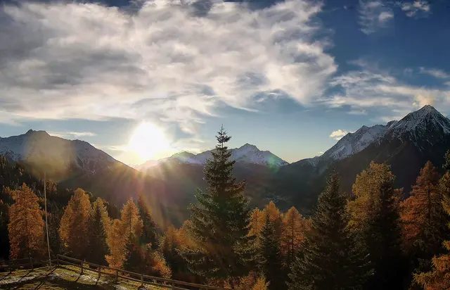 Sonnenuntergang zwischen Thial und Hoher Riffler auf der Zammer Schiehütte. Aufnahme von der Terrasse des Schiehütte aus.  | Foto: © by Ing. Günter Kramarcsik