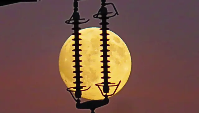 Die geringste Distanz zur Erde im heurigen Jahr weist der Super Vollmond heute auf. 
Daher erscheint er auch größer.