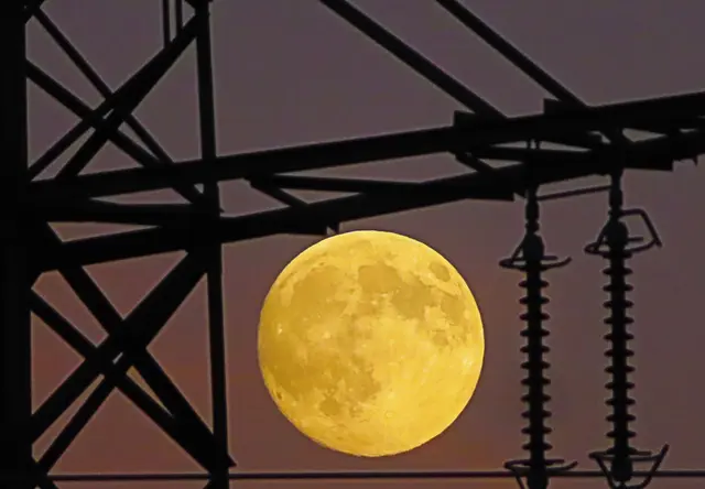 Ein Super-Vollmond. 
So nahe an der Erde wird der Mond 2025 nicht mehr sein.