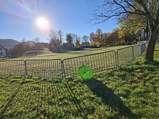 Ebenthaler-Siedlung: Achtung Anrainer - Wo entsorgen wir die nicht mehr benötigten Kinder-Rodel etc.? 