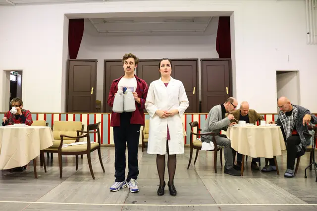 

Abendsonne. Kammeroper mit einem Text von Kristine Tornquist und mit Musik von Tomasz Skweres (UA)

☛ Tickets hier

10., 12., 13., 14., 15., 16., 17. November 2025, jeweils 19.30 Uhr | 80 Minuten. Keine Pause
Jugendstilheater, Baumgartner Höhe 1, 1140 Wien | Bar Bio Weingut Gsellmann am Goldberg
LIMITS. Eine Vortragsreihe, an allen Vorstellungstagen frei zugänglich, jeweils um 18.30 Uhr
Eine sirene-Produktion in Zusammenarbeit mit der ÖGZM bei WIEN MODERN und dem Ensemble PHACE
 

Die Seniorenresidenz Abendsonne bedeutet für die alten Bewohner die Endstation ihres Lebens, für das junge Pflegepersonal viel Arbeit, für die Leitung ein ausbaufähiges Geschäftsmodell. Unruhe entsteht, als Büxenstein eine Krebsdiagnose erhält. Als pensionierter Arzt weiss er, dass er nur noch wenig Zeit hat. Nach einem Gespräch mit Stella, die sich in metaphysischen Fragen auskennt, verfestigt sich in ihm die Idee, seine Wiedergeburt in die Wege zu leiten. Seine Freunde Hagedorn und Sägebarth sind nach einigen Zweifeln bereit, ihm zu helfen. Nach Stellas Rezept braucht man nur ein junges Liebespaar - also planen sie, die junge Pflegerin Mira und den neuen Pfleger Mirko zu verkuppeln. Büxenstein schreibt sein Testament, in dem er Mira und ihr zukünftiges Kind - also sich selbst - reich bedenkt. Und tatsächlich, die beiden jungen Menschen verlieben sich ineinander. Stella ist in die Pläne nicht eingeweiht, aber sie liest drohendes Unheil aus den Karten und macht sich Sorgen. Als das Liebespaar von den alten Herren endlich in die Liebesnacht gelotst wird, scheint der Plan aufzugehen. Im letzten Moment kommt es anders... Eine Tragikomödie des Überlebens von Tomasz Skweres (Musik) und Kristine Tornquist (Libretto und Regie), erstmalig auf die Bühne gebracht vom sirene Operntheater.

Im Bild Vladimir Cabak und Ewelina Jurga als Mira und Mirko. Sie bekommen ein seltsames Kind. | Foto: Barbara Pálffy