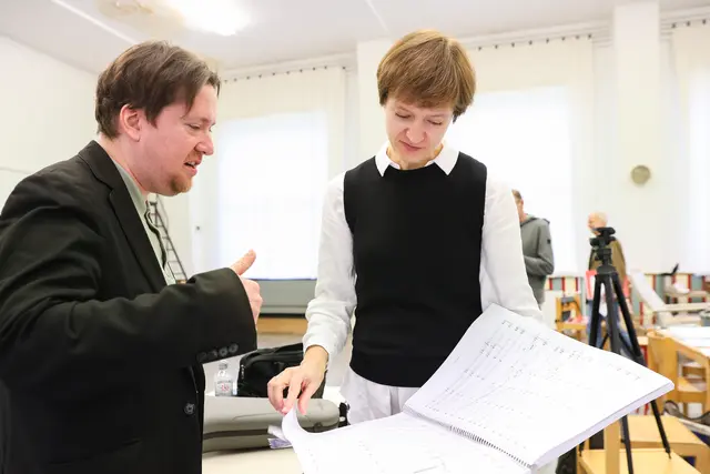 Abendsonne. Kammeroper mit einem Text von Kristine Tornquist und mit Musik von Tomasz Skweres (UA)

10., 12., 13., 14., 15., 16., 17. November 2025, jeweils 19.30 Uhr | 80 Minuten. Keine Pause
Jugendstilheater, Baumgartner Höhe 1, 1140 Wien | Bar Bio Weingut Gsellmann am Goldberg
LIMITS. Eine Vortragsreihe, an allen Vorstellungstagen frei zugänglich, jeweils um 18.30 Uhr
Eine sirene-Produktion in Zusammenarbeit mit der ÖGZM bei WIEN MODERN und dem Ensemble PHACE

Die Seniorenresidenz Abendsonne bedeutet für die alten Bewohner die Endstation ihres Lebens, für das junge Pflegepersonal viel Arbeit, für die Leitung ein ausbaufähiges Geschäftsmodell. Unruhe entsteht, als Büxenstein eine Krebsdiagnose erhält. Als pensionierter Arzt weiss er, dass er nur noch wenig Zeit hat. Nach einem Gespräch mit Stella, die sich in metaphysischen Fragen auskennt, verfestigt sich in ihm die Idee, seine Wiedergeburt in die Wege zu leiten. Seine Freunde Hagedorn und Sägebarth sind nach einigen Zweifeln bereit, ihm zu helfen. Nach Stellas Rezept braucht man nur ein junges Liebespaar - also planen sie, die junge Pflegerin Mira und den neuen Pfleger Mirko zu verkuppeln. Büxenstein schreibt sein Testament, in dem er Mira und ihr zukünftiges Kind - also sich selbst - reich bedenkt. Und tatsächlich, die beiden jungen Menschen verlieben sich ineinander. Stella ist in die Pläne nicht eingeweiht, aber sie liest drohendes Unheil aus den Karten und macht sich Sorgen. Als das Liebespaar von den alten Herren endlich in die Liebesnacht gelotst wird, scheint der Plan aufzugehen. Im letzten Moment kommt es anders... Eine Tragikomödie des Überlebens von Tomasz Skweres (Musik) und Kristine Tornquist (Libretto und Regie), erstmalig auf die Bühne gebracht vom sirene Operntheater. 

Im Bild Dirigentin Antanina Kalechyts im Gespräch mit Komponist Tomasz Skweres bei der Klavierhauptprobe am Siegesplatz. | Foto: Barbara Pálffy