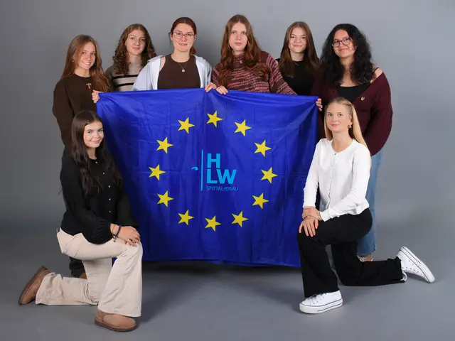 EU-Jugendbotschafterinnen der HLW Spittal starten los....

Acht Schülerinnen der 3 AHW bilden in diesem Schuljahr die Gruppe der Jugendbotschafterinnen des Europäischen Parlaments.

Mit zahlreichen Aktivitäten und Projekten begleiten sie im Rahmen der schulischen Europabildung  dieses Schuljahr. 

Die HLW Schulgemeinschaft freut sich über das große Interesse der Jugendlichen, den europäischen Gedanken aktiv zu leben.

Begleitet werden die Aktivitäten von HLW-Seniorbotschafterin Prof. Melanie Lang und Erasmus+ Koordinatorin Prof. Christine Hensel.
 | Foto: (C) hlwspittal 2025, Krämmer