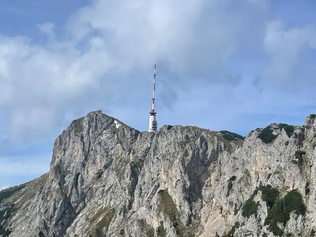 Mit seinen 2167 m Höhe  ragt und wacht der Villacher "Hausberg Dobratsch" über das Drau- und Gailtal in beeindruckender Höhe.