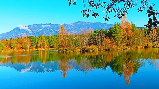 Herbststimmung am Silbersee. Im Hintergrund die Gerlitze.