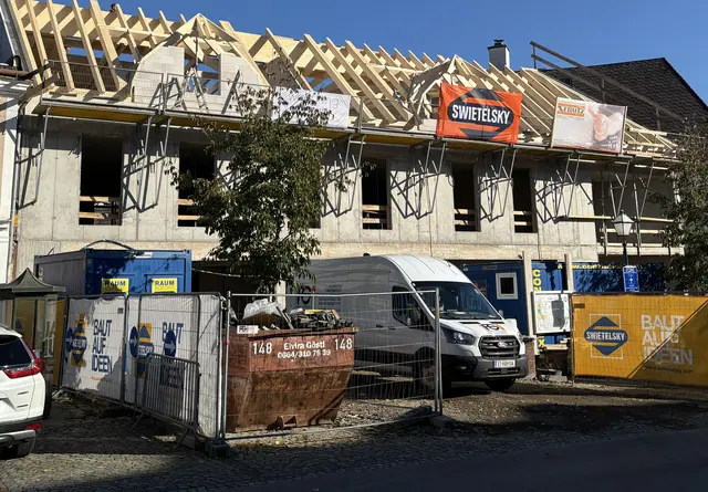 Beim Neubau eines Gebäudes der Raiffeisenbank Region Waldviertel Mitte in der Zwettler Innenstadt neben dem Dreifaltigkeitsplatz wurde bereits die Gleiche gefeiert. | Foto: Bernhard Schabauer