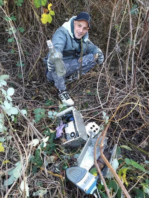 Heutiger Teambericht : Drei Stunden durch Brombeeren mit großen Dornen!!!! Ohne tief zu graben , liegt alles offen dort. Bügeleisen, DVD Player, Elektronikteile, Klimaanlage gab's auch! Sehr viele Ventilatoren von PCs.  Kabel und Stecker Unmengen. Aufklärung in der europ.Woche der Abfallvermeidung dringend notwendig! | Foto: Angelika Schlager, Wr.Naturwacht