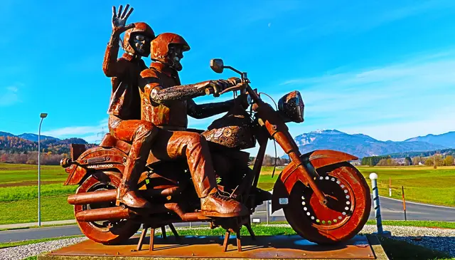 Langsam geht die Biker Saison zu Ende.
Harley-Kreisverkehr Faak am See.