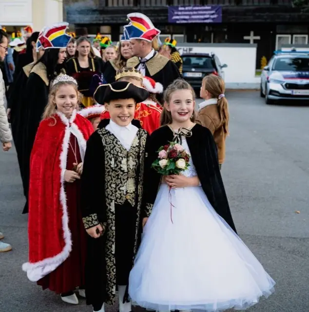 ARNOLDSTEIN. Mit großem Trommelwirbel und fröhlichem Jubel wurde am 09. November um 16:11 Uhr beim Wallner Wirt das neue Kinderprinzenpaar vorgestellt: Prinz Mathia I. und Ihre Lieblichkeit Prinzessin Julia I. Begleitet von ihren Minikanzlern und den bezaubernden Minigardemädchen zogen die beiden stolz in den Saal ein. Gemeinsam brachten sie Glanz, Lachen und jede Menge Konfetti nach Arnoldstein. Ab sofort regieren Prinz Mathia I. und Prinzessin Julia I. mit Charme, Witz und Herz die fünfte Jahreszeit. Die Freude über das junge Dreamteam ist groß, denn mit ihnen stehen viele bunte, lustige und närrische Stunden bevor. Drei! Drei! | Foto: Kinderfreunde Arnoldstein