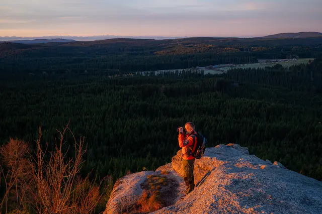 Sonnenaufgang am Tischberg, dem höchsten Berg des Waldviertels, mit Blick in die Alpen 